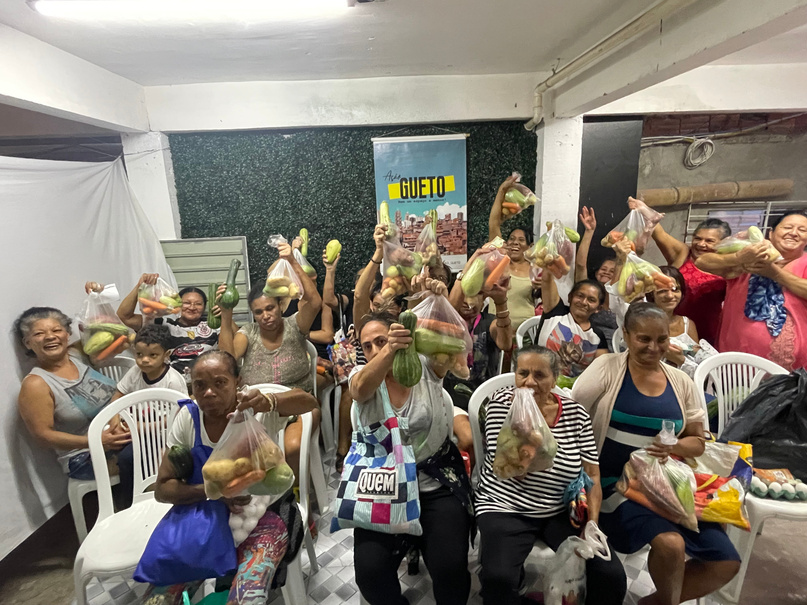 Comunidade reunida com alimentos distribuídos pelo Banco Virtual de Alimentos