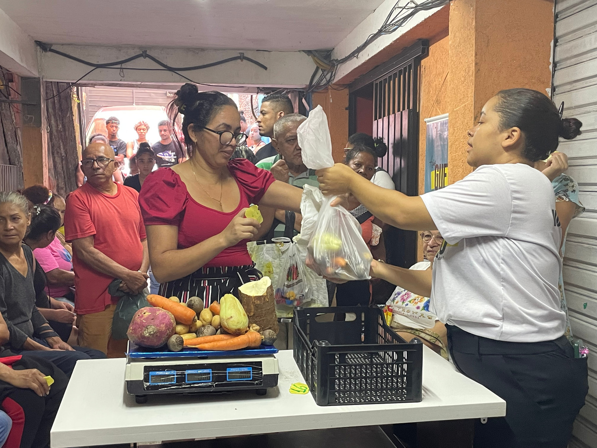Distribuição de alimentos frescos pela equipe do Banco Virtual de Alimentos