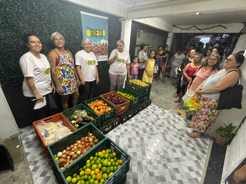Equipe reunida na operação com caixas de hortifrúti