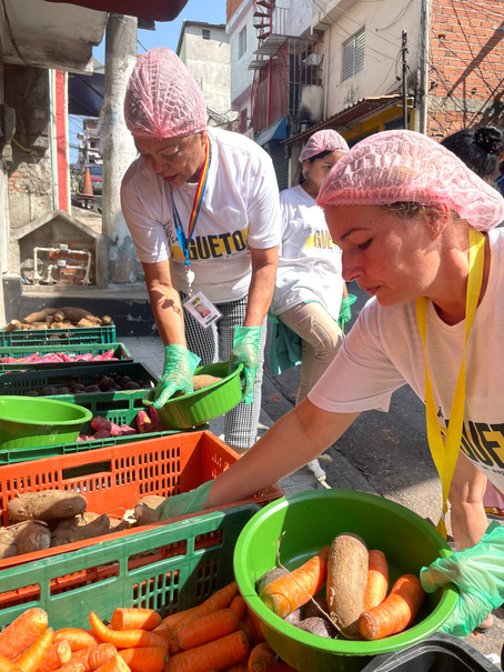 Voluntárias realizando a seleção de alimentos